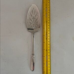 Vintage 1946 Queen Bess Oneida Silver Plated Pierced Cake Server - Silverplate